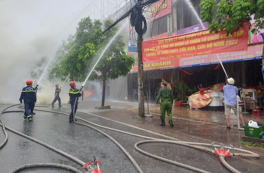 Thực tập phương án chữa cháy và cứu nạn cứu hộ tại chợ An Dương (quận Lê Chân)